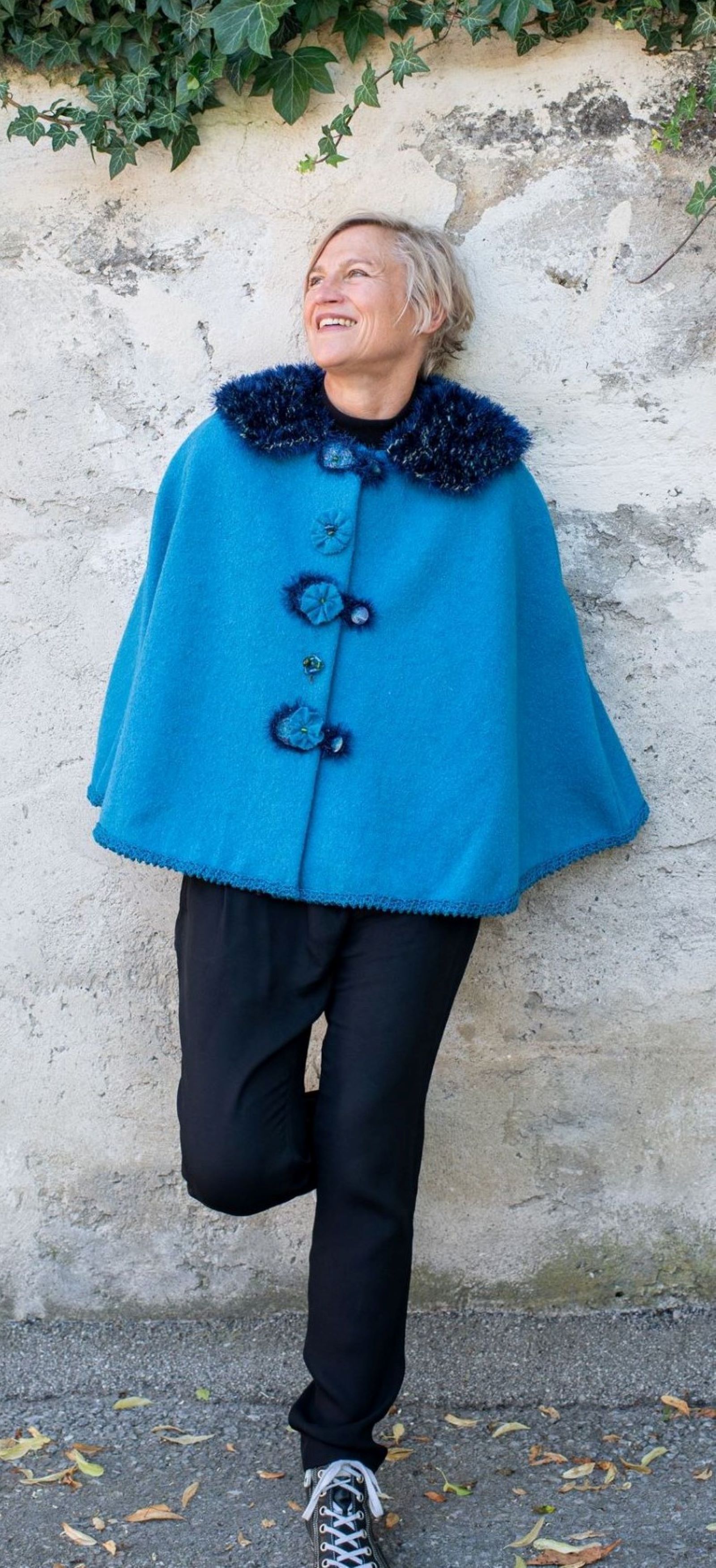 Modell Cayana aus 100% Wollstoff mit gestrichtem Kragen und Applikationen. Grösse S/M; Reinigung